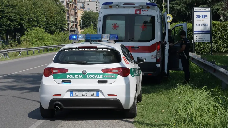 Una pattuglia della polizia locale di San Giuliano Milanese (archivio) Una pattuglia della polizia locale di San Giuliano Milanese (archivio)