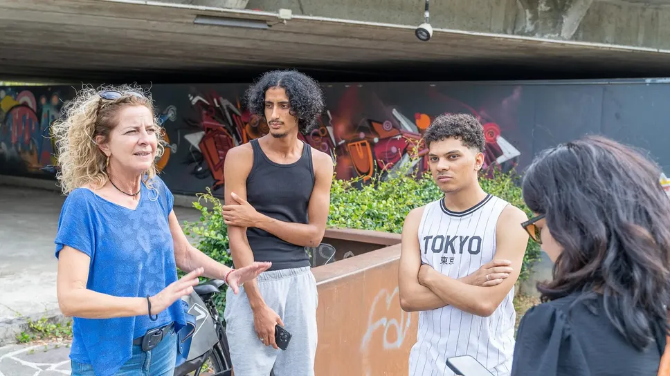 L’assessore Manuela Minojetti con Ahmed e Abdel e la nostra giornalista Rossella Mungiello durante il sopralluogo in piazza Martiri della Libertà, tra San Fereolo e Robadello: «Un tempo questo era luogo di spaccio poi sono intervenute le mamme, scendevano anche di notte per controllare, come delle sentinelle», foto Alexandru Ploiesteanu L’assessore Manuela Minojetti con Ahmed e Abdel e la nostra giornalista Rossella Mungiello durante il sopralluogo in piazza Martiri della Libertà, tra San Fereolo e Robadello: «Un tempo questo era luogo di spaccio poi sono intervenute le mamme, scendevano anche di notte per controllare, come delle sentinelle», foto Alexandru Ploiesteanu