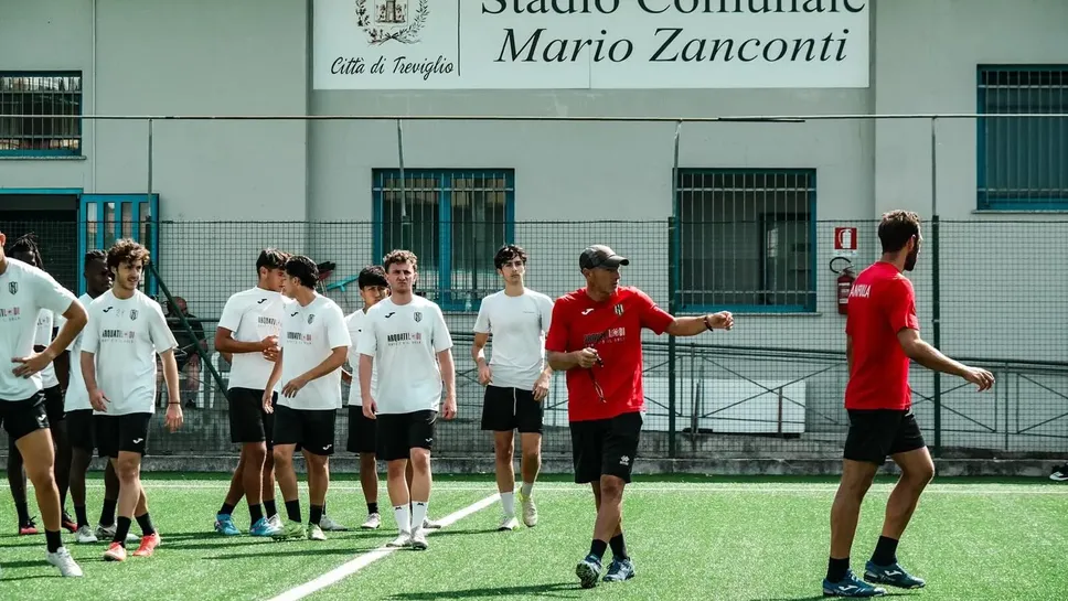 Il Fanfulla al lavoro sul sintetico di Treviglio (Passamonti)