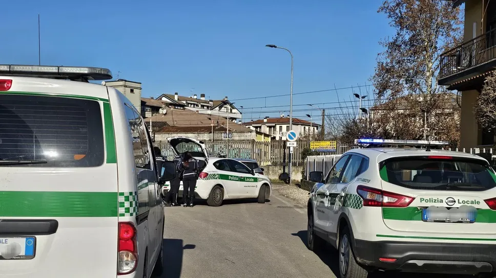 Le pattuglie della polizia locale dell’Unione Nord Lodigiano impegnate in un servizio (archivio)