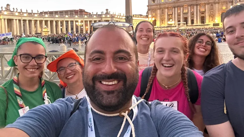 Don Francesco Solinas con i giovani di San Donato