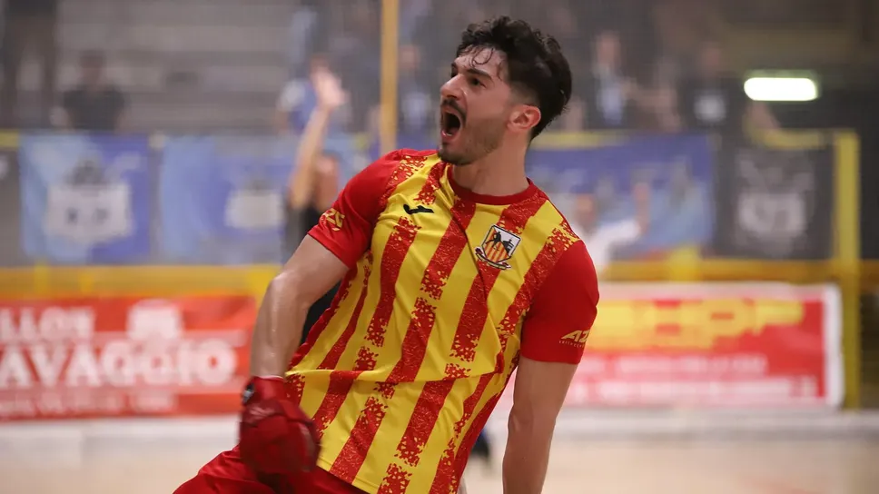 L’esultanza di Alessandro Faccin in pista con la maglia dell’Amatori