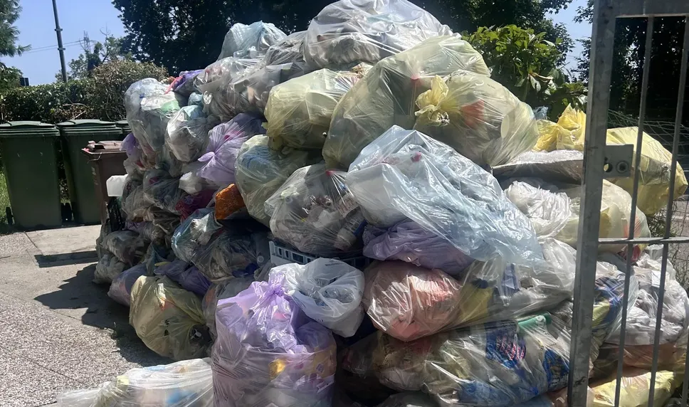 Montagne di rifiuti in via Sacco e Vanzetti a Paullo
