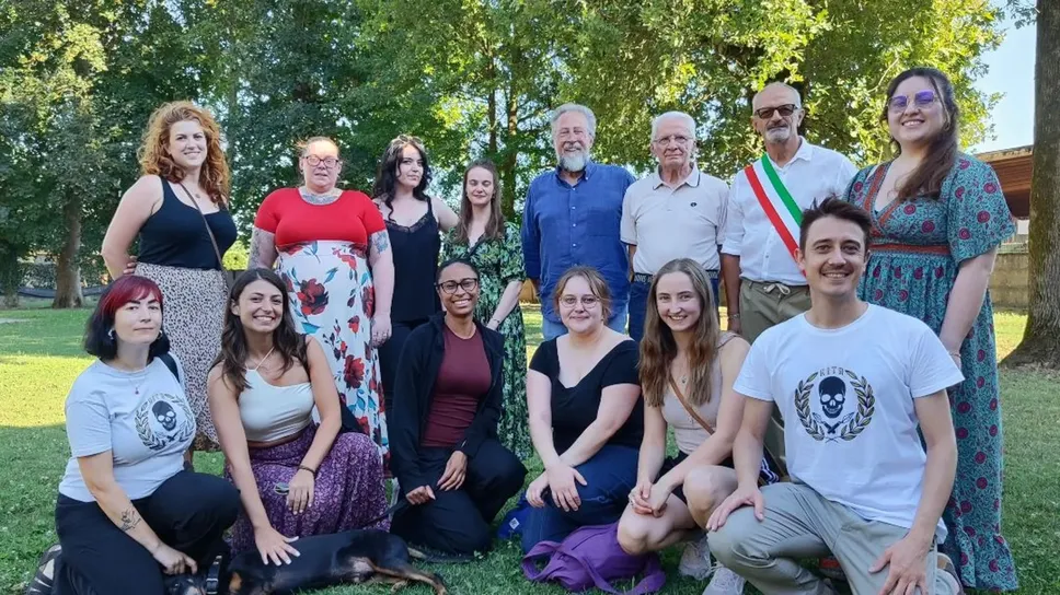 Le studentesse del corso con i docenti, il sindaco Mario Ghidelli e il presidente de Il Quadriportico Giuseppe Zambarbieri