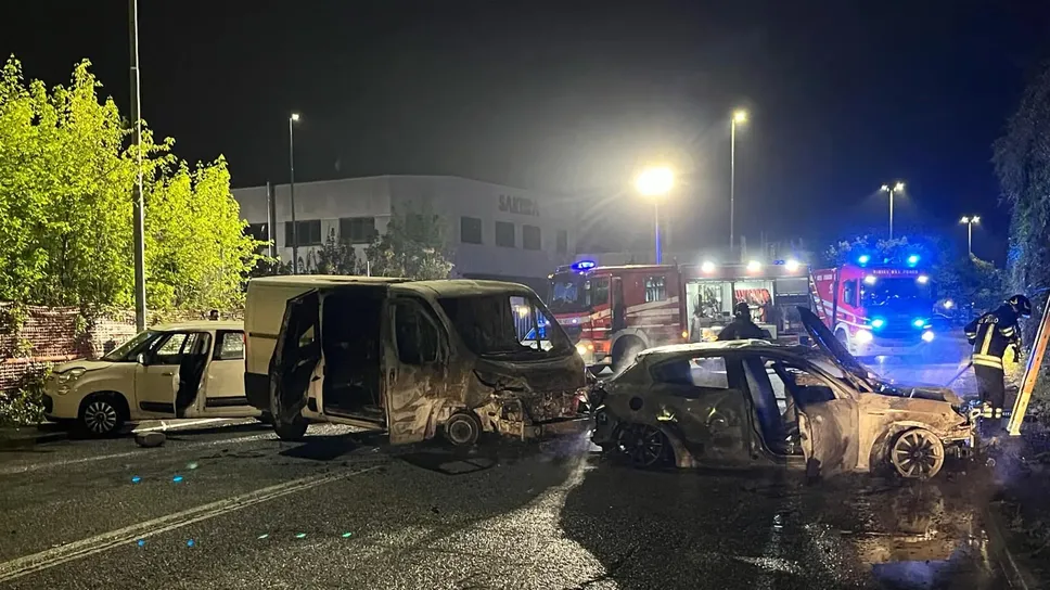 Auto rubate incendiate per commettere un furto: nonostante la tecnologia i ladri aggirano le centraline antifurto Auto rubate incendiate per commettere un furto: nonostante la tecnologia i ladri aggirano le centraline antifurto