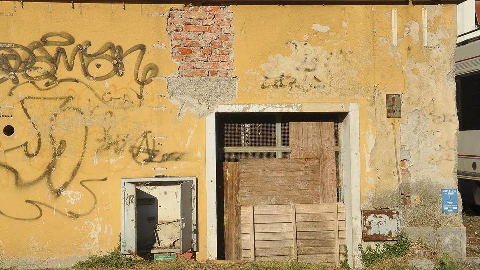 L’ex Atm a Lodi, da dove è stata rimossa la targa in memoria dei dipendenti. Foto Ribolini L’ex Atm a Lodi, da dove è stata rimossa la targa in memoria dei dipendenti. Foto Ribolini