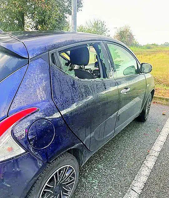 La Lancia Ypsilon nel posteggio di via Maestri, a Valera La Lancia Ypsilon nel posteggio di via Maestri, a Valera