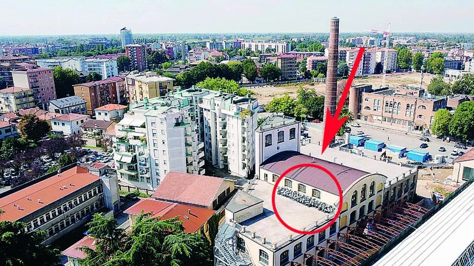 I banchi a rotelle sul tetto del liceo “Piazza” a Lodi I banchi a rotelle sul tetto del liceo “Piazza” a Lodi