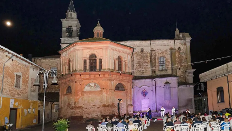 Una delle tappe dello spettacolo, che ha attraversato anche i piccoli borghi della provincia