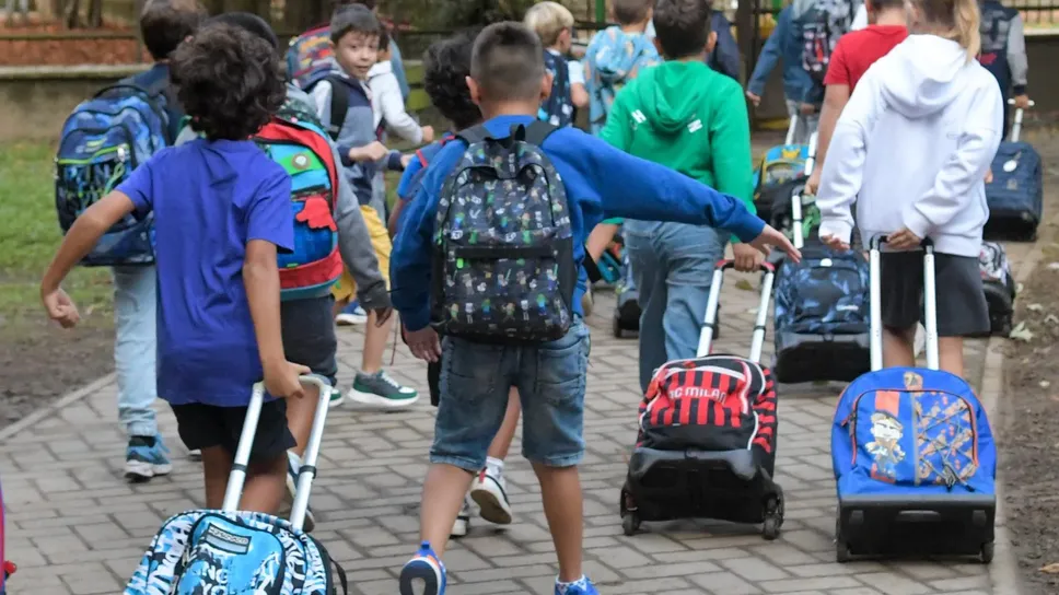 Primo giorno di scuola in viale Europa (foto Canali) Primo giorno di scuola in viale Europa (foto Canali)