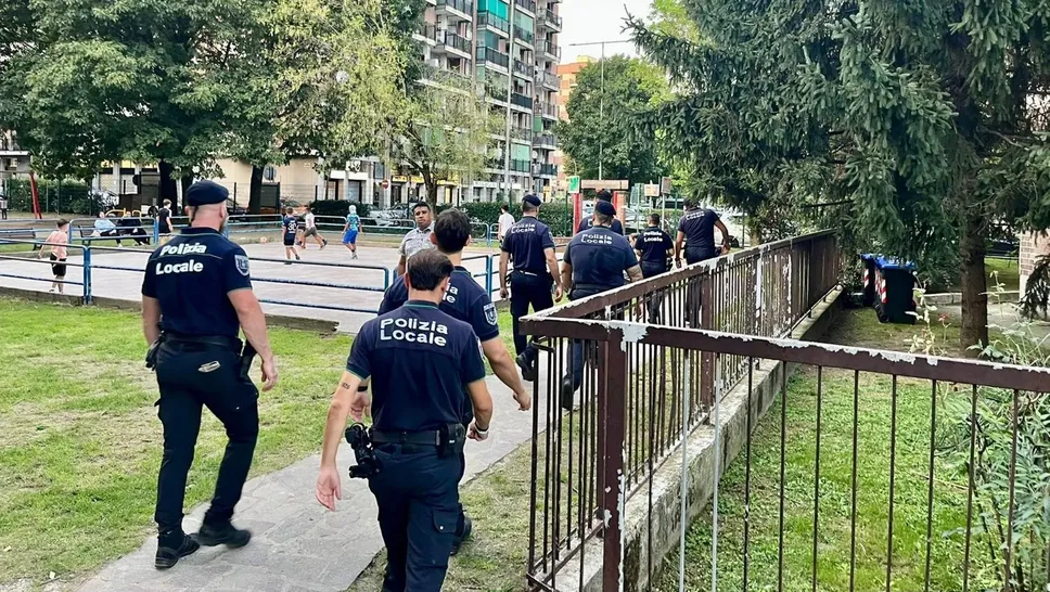 Gli agenti della polizia locale in azione (Cuti) Gli agenti della polizia locale in azione (Cuti)