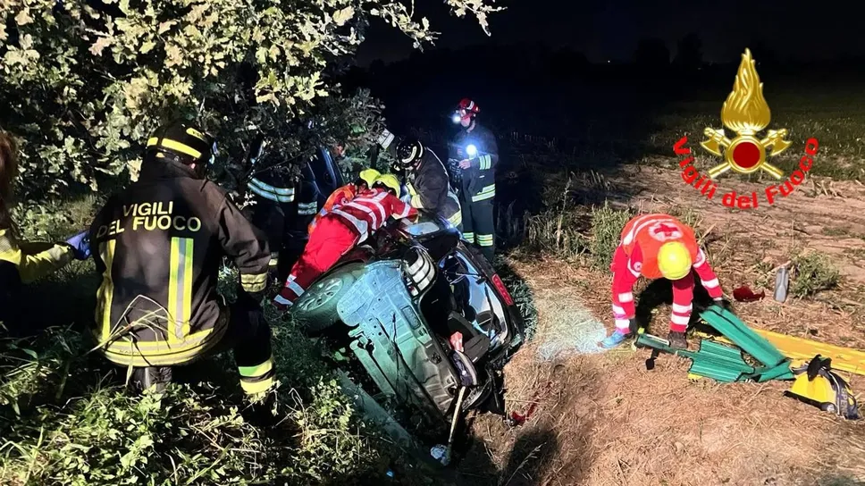 L’intervento dei vigili del fuoco stanotte L’intervento dei vigili del fuoco stanotte