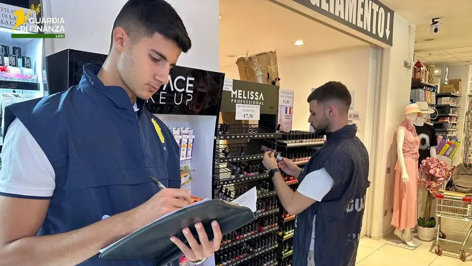 Finanzieri durante i controlli Finanzieri durante i controlli