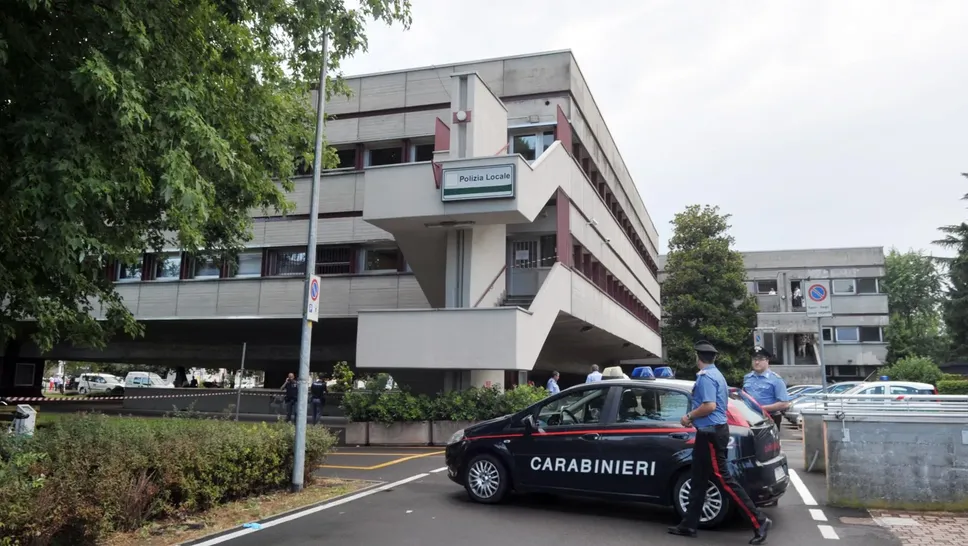 I carabinieri fuori dal comando di polizia locale di San Donato dopo la tragedia I carabinieri fuori dal comando di polizia locale di San Donato dopo la tragedia