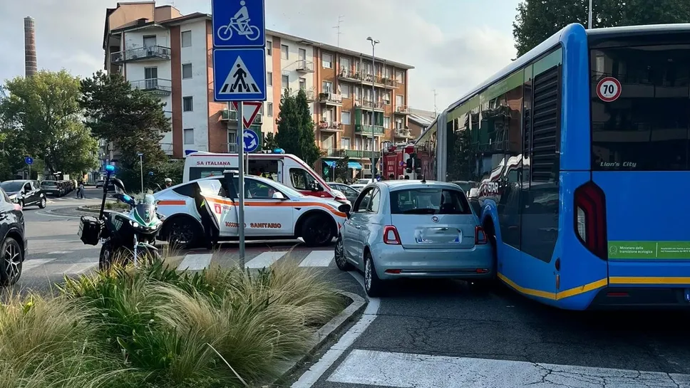La scena dell’incidente con la 500 e il bus venuti a contatto La scena dell’incidente con la 500 e il bus venuti a contatto