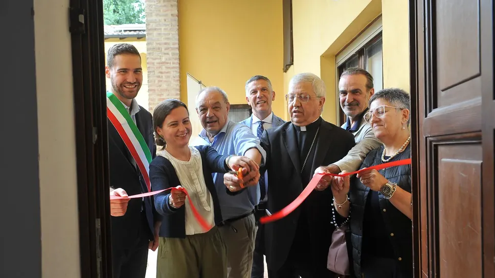 Taglio del nastro con le autorità e il vescovo Maurizio (Ribolini)