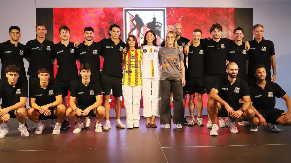 La squadra insieme alle tre modelle che indossano le tre maglie di questa stagione. Al centro, quella celebrativa (foto Vanelli)