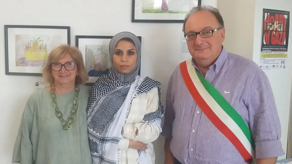 Da sinistra, Franca Bassi, l’artista palestinese Yasmine Aljarba e Roberto Costa