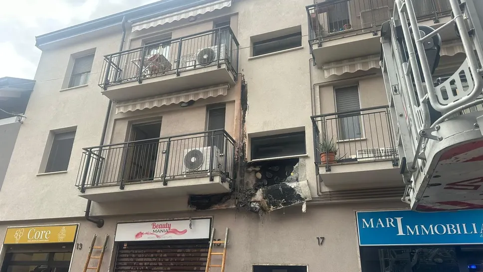 Sulla facciata dello stabile evidenti i segni delle fiamme Sulla facciata dello stabile evidenti i segni delle fiamme