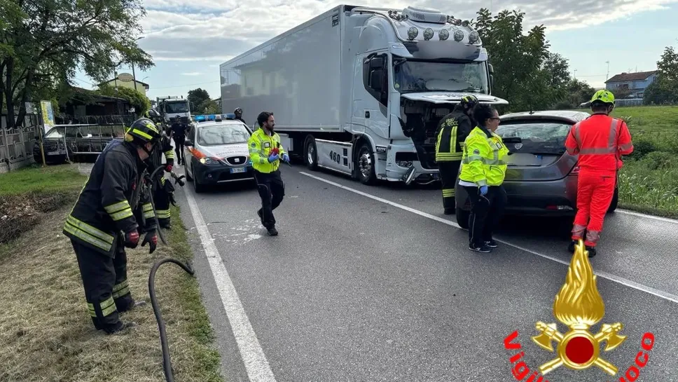 Soccorritori al lavoro sul luogo del grave incidente (vigili del fuoco) Soccorritori al lavoro sul luogo del grave incidente (vigili del fuoco)