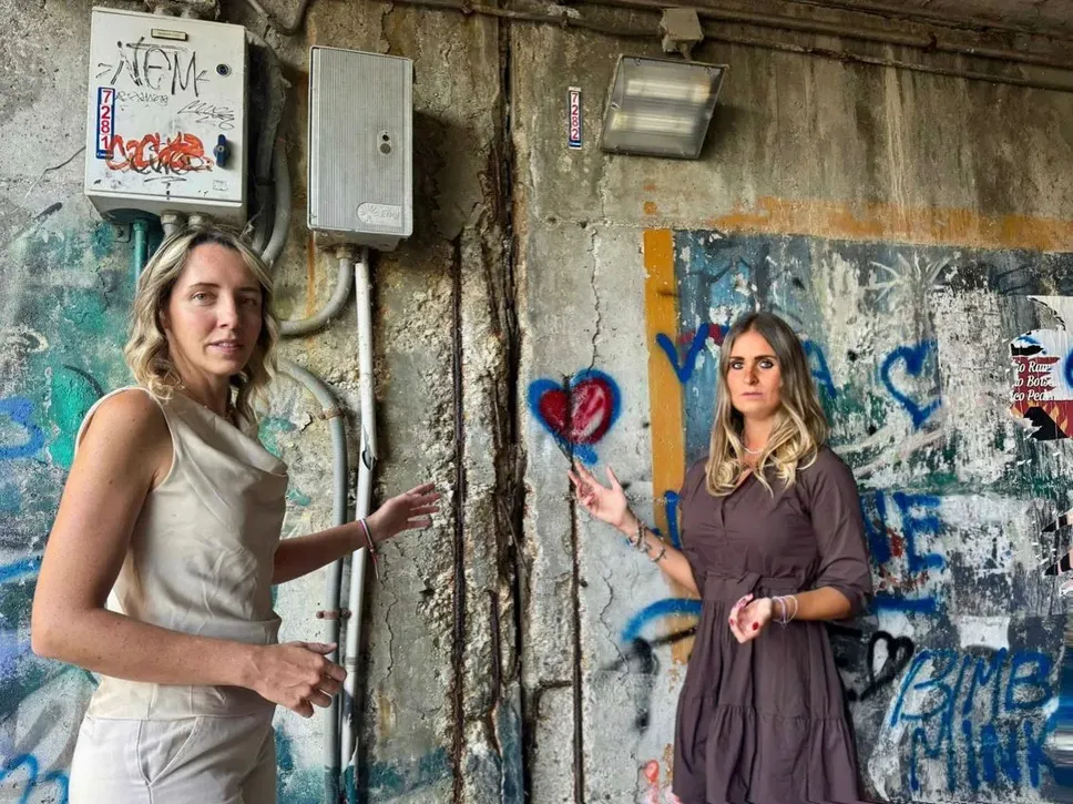 In foto Giulia Baggi, capogruppo di Fdi in aula, ed Eleonora Ferri, capogruppo Lega, sotto il ponte