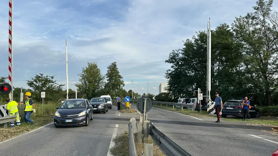 Il passaggio a livello di Ospedaletto con i carabinieri a fare viabilità