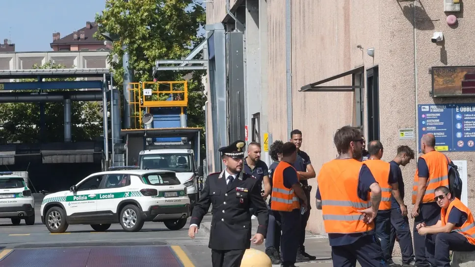 L’intervento di polizia locale e carabinieri alla Ferolmet di via della Pace dopo la tragedia