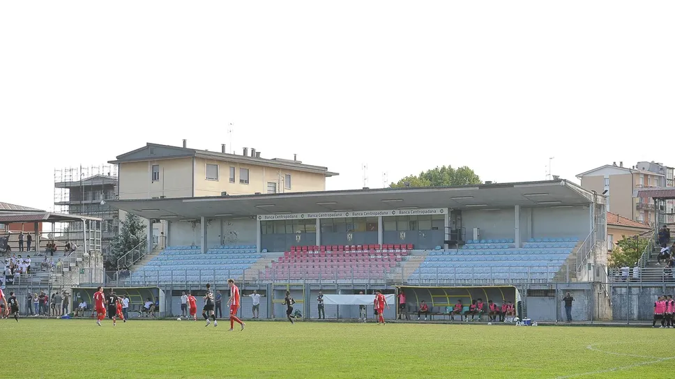 La tribuna centrale dello stadio “Dossenina” domenica è rimasta chiusa per motivi di sicurezza (foto Ribolini) La tribuna centrale dello stadio “Dossenina” domenica è rimasta chiusa per motivi di sicurezza (foto Ribolini)