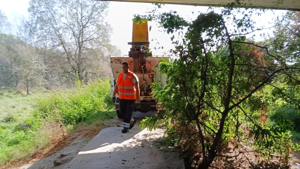 Un operatore di Aprica al lavoro sotto il ponte (Mungiello)
