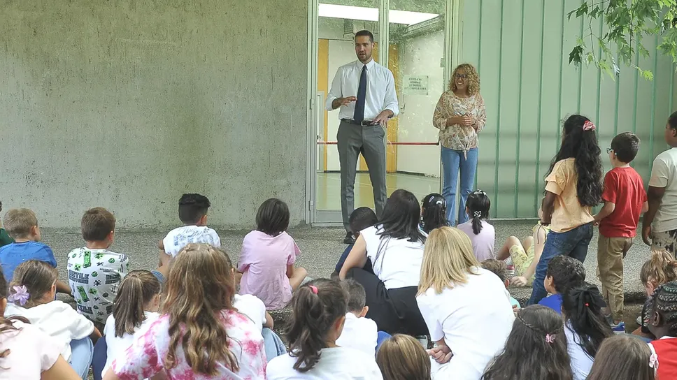 Sindaco e vicesindaca di Lodi in una scuola della città venerdì scorso in occasione della prima campanella