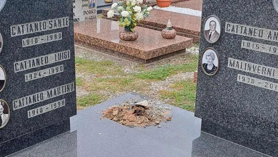 La statua sradicata al cimitero di San Zenone (Marino)