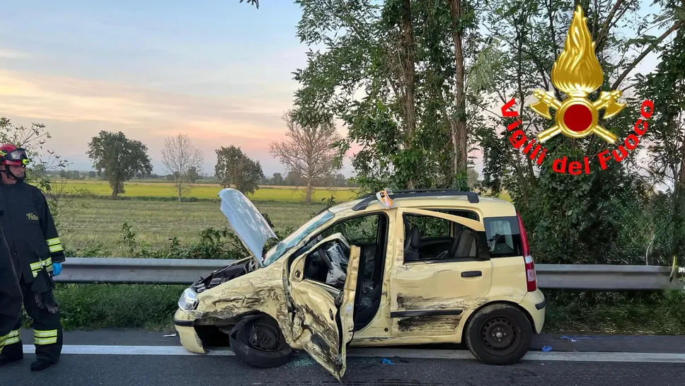 La foto dei vigili del fuoco mostra l’auto distrutta sulla quale viaggiavano la donna e la bambina di 8 anni