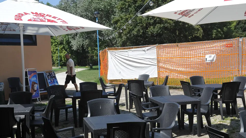 Il punto ristoro ad agosto al parco Belgiardino: complici le vasche fuori uso, non c’è stato un gran movimento