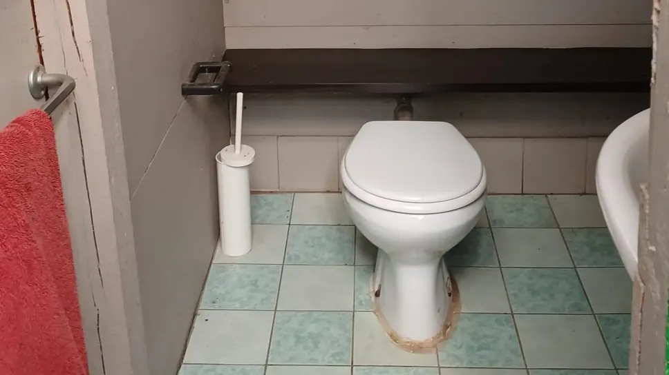Fra le strutture abusive non manca un bagno dotato di ogni comfort