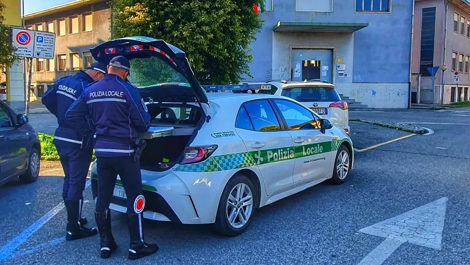 Una pattuglia della polizia locale Una pattuglia della polizia locale