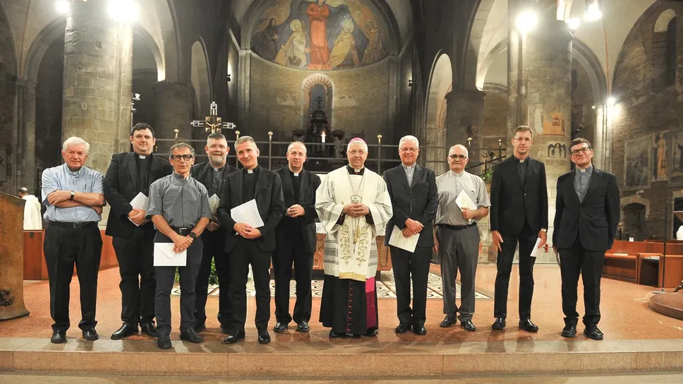 Il vescovo Maurizio con i sacerdoti destinati a nuovi incarichi che ieri sera in Cattedrale hanno assunto gli impegni canonici (foto Ribolini) Il vescovo Maurizio con i sacerdoti destinati a nuovi incarichi che ieri sera in Cattedrale hanno assunto gli impegni canonici (foto Ribolini)