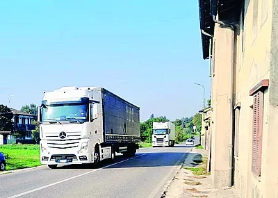 La frazione Mostiola di San Colombano, la strada provinciale 234 qui è di competenza di Pavia, i residenti chiedono specchi davanti agli incroci, limite di 50 all’ora e magari un autovelox «ma non si sa a chi dirlo e tutti si dimenticano» La frazione Mostiola di San Colombano, la strada provinciale 234 qui è di competenza di Pavia, i residenti chiedono specchi davanti agli incroci, limite di 50 all’ora e magari un autovelox «ma non si sa a chi dirlo e tutti si dimenticano»