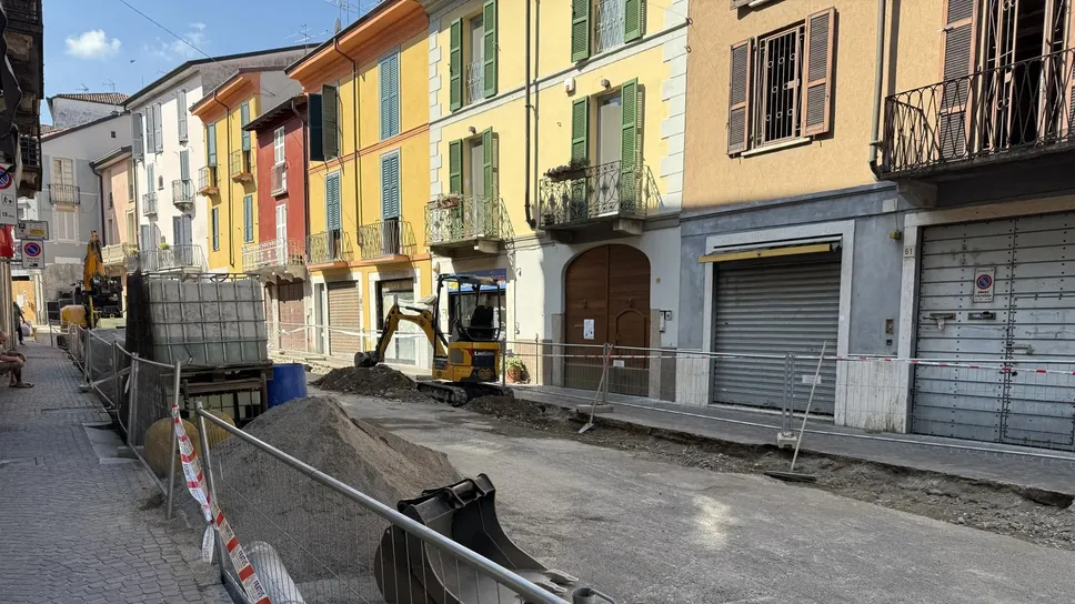 Un dettaglio dei lavori in corso su via Lodino