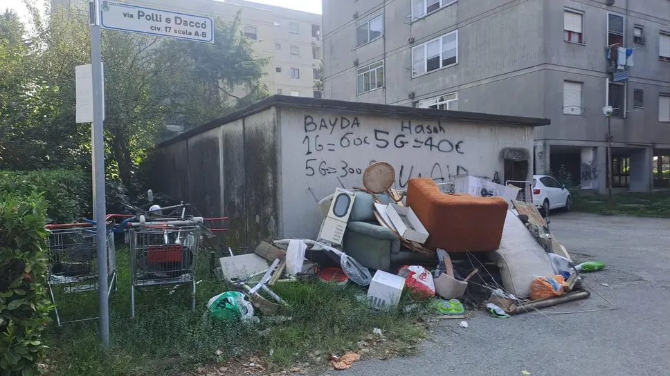 Sopra una discarica abusiva in via Polli e Daccò