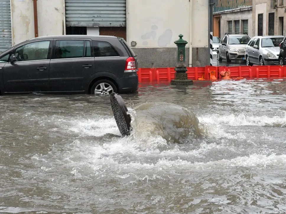 Tombini come fontane di acqua lurida