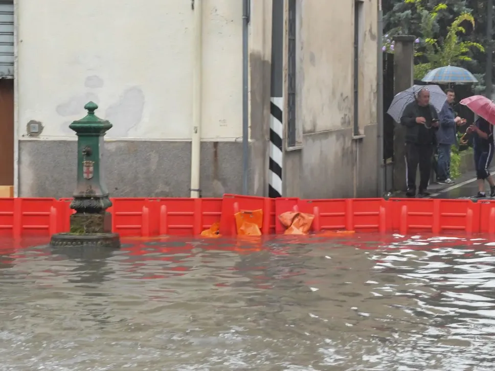 La Protezione civile ha installato le paratie