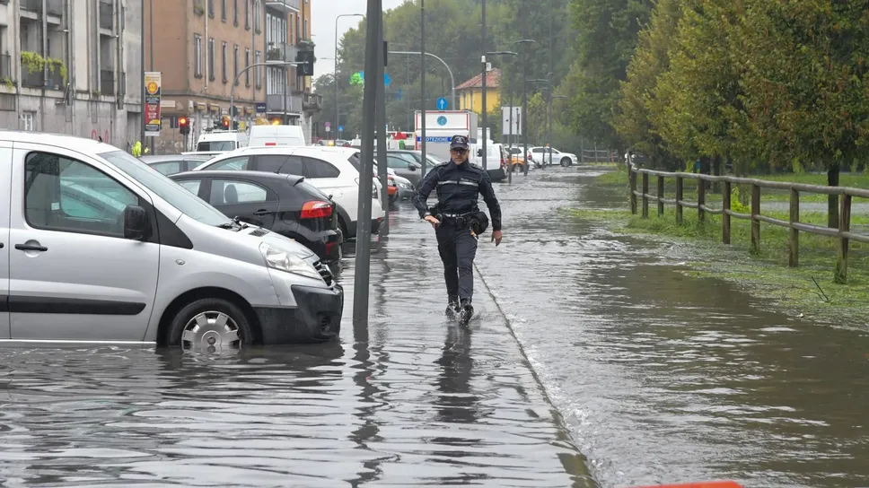 La polizia locale perlustra le aree alluvionate La polizia locale perlustra le aree alluvionate