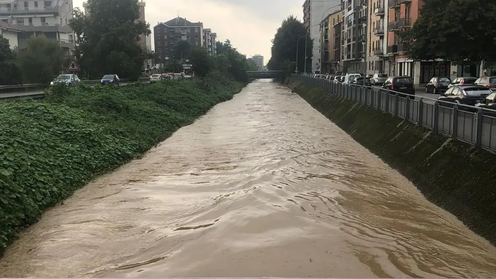 Una piena come non si vedeva da anni per il grande canale che fiancheggia la via Emilia