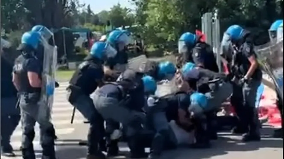 La polizia rimuove il blocco dei manifestanti La polizia rimuove il blocco dei manifestanti