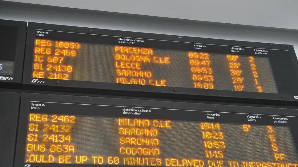 Un tabellone pieno di ritardi in stazione