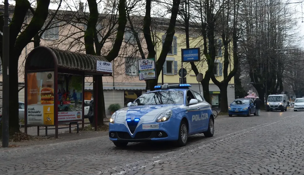 Una volante della polizia in piazza Castello