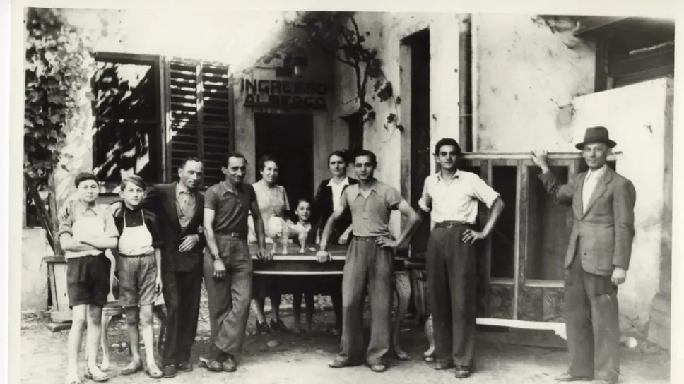 Un’immagine storica della falegnameria Dell’Era negli anni Trenta Un’immagine storica della falegnameria Dell’Era negli anni Trenta