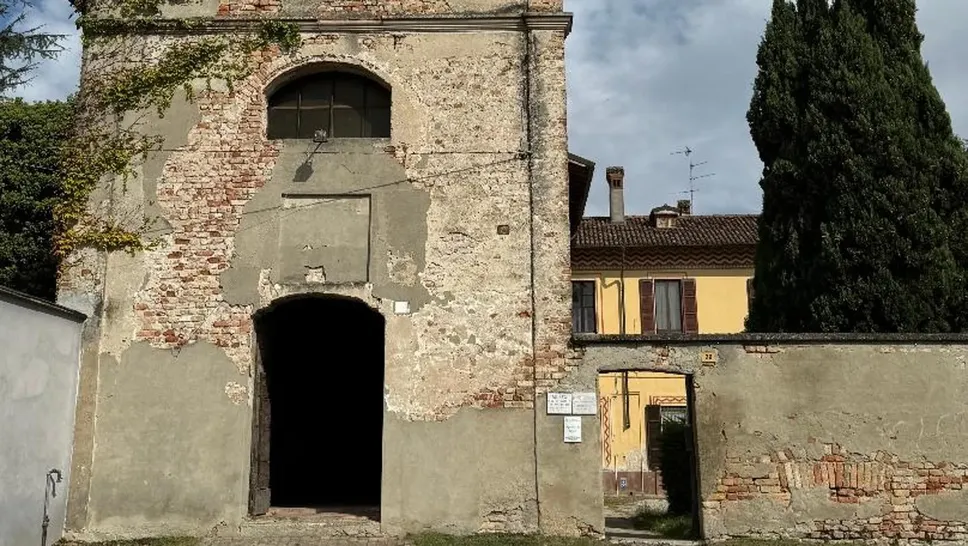 La facciata della ex chiesetta di Montanaso