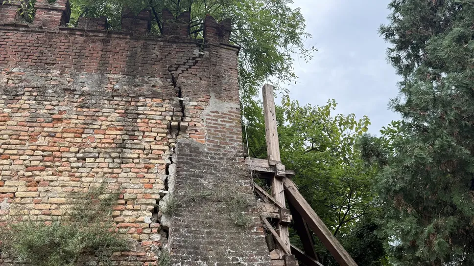 Le condizioni attuali delle mura che si trovano accanto a Porta Cremona (Mungiello)