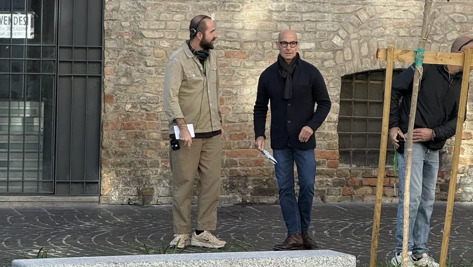 Tucci, a destra, durante le riprese di stamattina (Dovera)